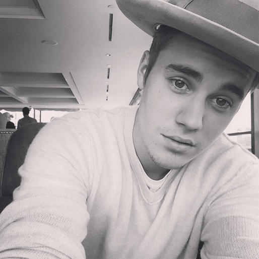 Justin Bieber tar en selfie i svartvitt. Justin Bieber tar en selfie i svartvitt.